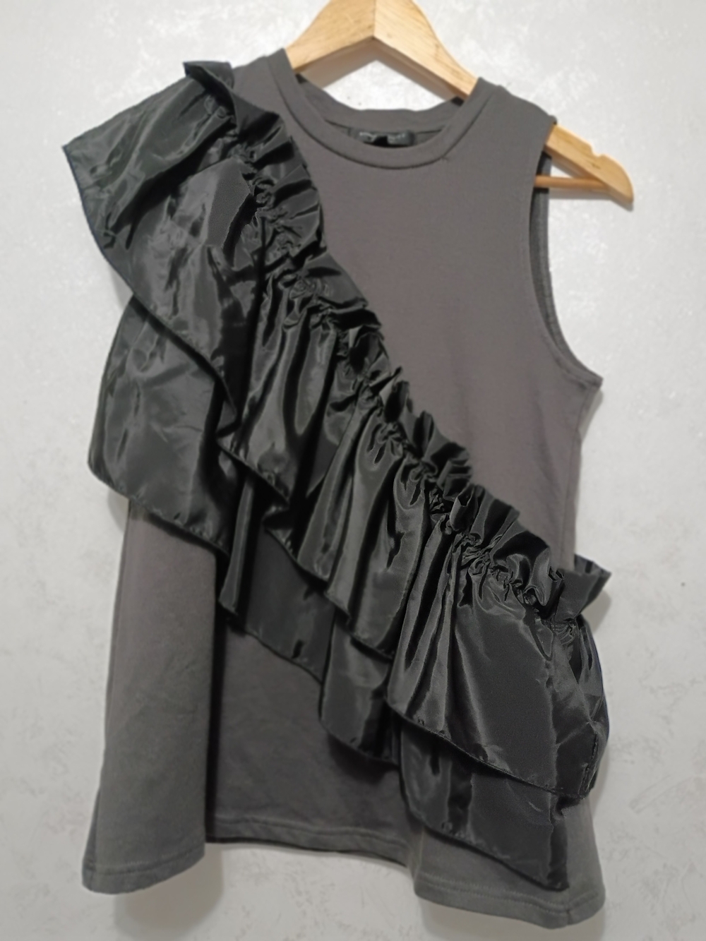 Romeo + Juliet Couture Asymmetrical Ruffle Tank in Gray & Black Size Small